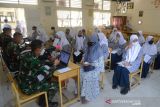 VAKSINASI TAHAP DUA MURID MTsN BANDA ACEH. Sejumlah pelajar MTsN-I antri mengikuti vakasinasi COVID-19 di Banda Aceh, Aceh, Kamis (28/10/2021). Sekitar 300 pelajar di sekolah madrasyah itu mengikuti vaksinasi tahap ke dua dalam upaya percepatan penanganan pandemi COVID-19. ANTARA FOTO/Ampelsa