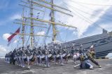 Sejumlah anggota Genderang Suling (GS) Gita Jala Taruna Akademi Angkatan Laut (AAL) angkatan ke-68 beraksi di Pelabuhan Tanjung Benoa, Bali, Kamis (28/10/2021). Penampilan GS Gita Jala Taruna adalah bagian dari salah satu latihan praktek (Lattek) Kartika Jala Krida (KJK) 2021. ANTARA FOTO/Muhammad Adimaja/nym.