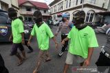 Penangkapan bandar narkotika jaringan internasional. Kapolres Lhokseumawe AKBP Eko Hartanto (kanan), Kasat Narkoba Iptu Muhammad Hadimas (kiri) menunjukkan barang bukti sabu-sabu dalam penangkapan bandar markotika di Lhokseumawe, Aceh, Kamis (28/10/2021). Kepolisian tim Opsnal Satresnarkoba menangkap tiga tersangka bandar sabu-sabu jaringan internasional berinisial ZA (40), MZ (45), MM (30), sebanyak 2,5 kilogram sabu-sabu yang dipasok dari Malaysia diamankan dalam penangkapan itu, satu orang tersangka lainnya MS (46) ditetapkan dalam daftar pencarian orang (DPO). ANTARA/Rahmad