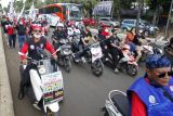 Gabungan aliansi buruh berunjuk rasa di depan Kantor Pemerintah Daerah Kabupaten Bogor, Cibinong, Kabupaten Bogor, Jawa Barat, Rabu (27/10/2021). Unjuk rasa buruh itu untuk menolak Undang-undang (UU) Omnibus Law atau UU Nomor 11/2020 tentang Cipta Kerja (Ciptaker) dan menuntut pemerintah untuk menaikan Upah Minimum Provinsi (UMP) tahun depan sebesar 10 pesen. ANTARA FOTO/Yulius Satria Wijaya/foc.
