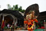 Penari Reog memainkan 'dhadhak merak' (bagian dari tari Reog Ponorogo) di depan penonton pada acara Jagong Budaya dalam rangka memperingati Hari Sumpah Pemuda di Kabupaten Ponorogo, Jawa Timur, Kamis (28/10/2021). Kegiatan tersebut dilakukan dengan menerapkan protokol kesehatan pencegahan penularan COVID-19 karena daerah tersebut saat ini masih menerapkan Pemberlakuan Pembatasan Kegiatan Masyarakat (PPKM) Level 3. Antara Jatim/Siswowidodo/zk