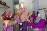 Perajin merapikan busana untuk dipajang di Galeri Kuwat, Karawang, Jawa Barat, Jumat (29/10/2021). Pupuk Kujang bersinergi dengan Baitulmaalku melalui program KUWAT (Kujang Wanita Tangguh) membina para perempuan khususnya ibu rumah tangga untuk mengembangkan keterampilan wirausaha mandiri guna menciptakan potensi pasar global UMKM dalam rangka pemulihan ekonomi di masa pandemi COVID-19. ANTARA FOTO/M Ibnu Chazar/agr