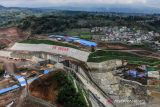 Foto udara proyek pembangunan bendungan Ciawi dan Sukamahi di Ciawi, Kabupaten Bogor, Jawa Barat, Jumat (29/10/2021). Kementerian Koordinator Perekonomian melalui Komite Percepatan Penyediaan Infrastruktur Prioritas (KPPIP) mengestimasi ada 16 proyek strategi nasional yang akan selesai pada akhir 2021 salah satunya adalah proyek bendungan Ciawi dan Sukamahi. ANTARA FOTO/Raisan Al Farisi/agr