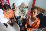 Bulan imunisasi anak sekolah Aceh. Petugas Puskesmas Ulee Kareng memberikan imunisasi pencegahan campak, difteri dan tetanus kepada pelajar pada program Bulan Imunisasi Anak Sekolah (BIAS) di SD Negeri 42 Lamteh, Banda Aceh, Aceh, Jumat (29/10/2021). Pemberian imunisasi bagi pelajar sekolah dasar merupakan komitmen Kementerian Kesehatan untuk meningkatkan kualitas sumber daya manusia melalui Usaha Kesehatan Sekolah (UKS) serta upaya preventif untuk memberikan perlindungan kesehatan, mencegah penyakit dan memutus mata rantai penularan dengan pemberian vaksin kekebalan tubuh. Antara Aceh/Irwansyah Putra