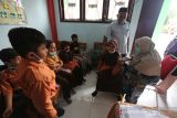 Bulan imunisasi anak sekolah Aceh. Petugas Puskesmas Ulee Kareng memberikan imunisasi pencegahan campak, difteri dan tetanus kepada pelajar pada program Bulan Imunisasi Anak Sekolah (BIAS) di SD Negeri 42 Lamteh, Banda Aceh, Aceh, Jumat (29/10/2021). Pemberian imunisasi bagi pelajar sekolah dasar merupakan komitmen Kementerian Kesehatan untuk meningkatkan kualitas sumber daya manusia melalui Usaha Kesehatan Sekolah (UKS) serta upaya preventif untuk memberikan perlindungan kesehatan, mencegah penyakit dan memutus mata rantai penularan dengan pemberian vaksin kekebalan tubuh. Antara Aceh/Irwansyah Putra