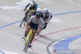 Pebalap sepeda DKI Jakarta Reno Yudho Sansaka memacu kecepatan sepeda saat final Keirin Men Elite Kejuaraan Nasional Balap Sepeda 2021 di Velodrome Munaip Saleh, Cimahi, Jawa Barat, Sabtu (30/10/2021). Pebalap sepeda DKI Jakarta Reno Yudho Sansaka berhasil meraih medali emas dengan catatan waktu 2 menit 06,77 detik disusul pebalap sepeda DIY M Nur Fathoni meraih medali perak dan pebalap sepeda DKI Jakarta Puguh Admadi meraih medali perunggu. ANTARA FOTO/M Agung Rajasa/agr