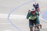 Pebalap sepeda Jawa Tengah Terry Yudha Kusuma mengangkat tangan seusai final Points Race Men Elite Kejuaraan Nasional Balap Sepeda 2021 di Velodrome Munaip Saleh, Cimahi, Jawa Barat, Sabtu (30/10/2021). Pebalap sepeda Jawa Tengah Terry Yudha Kusuma berhasil meraih total point 227 disusul pebalap sepeda Jawa Timur Angga Dwi Wahyu Prahesta dengan total point 204 dan pebalap sepeda Jawa Tengah Sultan Hefnar dengan total point 180. ANTARA FOTO/M Agung Rajasa/agr