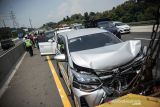 Kondisi sebuah kendaraan setelah mengalami kecelakaan beruntun di kilometer 49 Tol Jakarta-Cikampek, Kabupaten Karawang, Jawa Barat, Sabtu (30/10/2021). Menurut keterangan saksi, kecelakaan beruntun yang melibatkan 11 kendaraan tersebut diakibatkan oleh sebuah taksi yang berhenti mendadak dan kemudian taksi tersebut melarikan diri. ANTARA FOTO/Raisan Al Farisi/agr