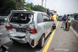 Kondisi sebuah kendaraan setelah mengalami kecelakaan beruntun di kilometer 49 Tol Jakarta-Cikampek, Kabupaten Karawang, Jawa Barat, Sabtu (30/10/2021). Menurut keterangan saksi, kecelakaan beruntun yang melibatkan 11 kendaraan tersebut diakibatkan oleh sebuah taksi yang berhenti mendadak dan kemudian taksi tersebut melarikan diri. ANTARA FOTO/Raisan Al Farisi/agr
