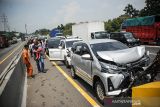 Kondisi sebuah kendaraan setelah mengalami kecelakaan beruntun di kilometer 49 Tol Jakarta-Cikampek, Kabupaten Karawang, Jawa Barat, Sabtu (30/10/2021). Menurut keterangan saksi, kecelakaan beruntun yang melibatkan 11 kendaraan tersebut diakibatkan oleh sebuah taksi yang berhenti mendadak dan kemudian taksi tersebut melarikan diri. ANTARA FOTO/Raisan Al Farisi/agr