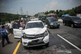 Kondisi sebuah kendaraan setelah mengalami kecelakaan beruntun di kilometer 49 Tol Jakarta-Cikampek, Kabupaten Karawang, Jawa Barat, Sabtu (30/10/2021). Menurut keterangan saksi, kecelakaan beruntun yang melibatkan 11 kendaraan tersebut diakibatkan oleh sebuah taksi yang berhenti mendadak dan kemudian taksi tersebut melarikan diri. ANTARA FOTO/Raisan Al Farisi/agr