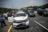 Kondisi sebuah kendaraan setelah mengalami kecelakaan beruntun di kilometer 49 Tol Jakarta-Cikampek, Kabupaten Karawang, Jawa Barat, Sabtu (30/10/2021). Menurut keterangan saksi, kecelakaan beruntun yang melibatkan 11 kendaraan tersebut diakibatkan oleh sebuah taksi yang berhenti mendadak dan kemudian taksi tersebut melarikan diri. ANTARA FOTO/Raisan Al Farisi/aww.