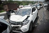 Kondisi sebuah kendaraan setelah mengalami kecelakaan beruntun di kilometer 49 Tol Jakarta-Cikampek, Kabupaten Karawang, Jawa Barat, Sabtu (30/10/2021). Menurut keterangan saksi, kecelakaan beruntun yang melibatkan 11 kendaraan tersebut diakibatkan oleh sebuah taksi yang berhenti mendadak dan kemudian taksi tersebut melarikan diri. ANTARA FOTO/Raisan Al Farisi/aww.