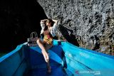 Puteri Indonesia asal Maluku dr. Yoan Clara Teken berpose di dekat dinding karang Pulau Baer Kepulauan Kei, Provinsi Maluku, Kamis (28/10/2021).  (ANTARA FOTO/FB Anggoro)