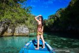 Puteri Indonesia asal Maluku dr. Yoan Clara Teken di tengah keindahan Pulau Baer Kepulauan Kei, Provinsi Maluku, Kamis (28/10/2021).  (ANTARA FOTO/FB Anggoro)