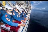 Taruna Akademi Angkatan Laut (AAL) Tingkat III Angkatan ke-68 melakukan tabur bunga di atas geladak KRI Bima Suci, Laut Bali, Bali, Minggu (31/10/2021). Upacara tabur bunga yang dilakukan oleh Satgas Kartika Jala Krida (KJK) 2021 tersebut dilakukan sebagai penghormatan dan untuk mengenang awak KRI Nanggala 402 yang gugur dalam medan tugas. ANTARA FOTO/Muhammad Adimaja/nym.