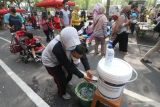  Warga mencuci tangan di sentra pedagang kaki lima (PKL) kawasan Taman Hijau, Kediri, Jawa Timur, Minggu (31/10/2021). Kawasan yang ditempati ratusan PKL pada akhir pekan tersebut kembali dibuka setelah dua tahun ditutup guna menghindari penyebaran COVID-19. Antara Jatim/Prasetia Fauzani/zk