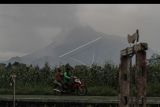 Luncuran material vulkanik Gunung Merapi terlihat dari Ngemplak, Sleman, DI Yogyakarta, Senin (1/11/2021). Balai Penyelidikan dan Pengembangan Teknologi Kebencanaan Geologi (BPPTKG) Yogyakarta mencatat pada periode pengamatan Senin (1/11/2021) pukul 06.00-12.00 WIB, Gunung Merapi mengalami guguran sebanyak 46 kali dengan amplitudo 3-27 mm dan durasi 22-214 detik. ANTARA FOTO/Hendra Nurdiyansyah/nym.