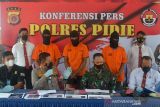 PENANGKAPAN TERSANGKA KASUS PEMBUNUHAN DANTIM BAIS DI ACEH. Kapolres Pidie, AKBP Fadly (kedua kiri) bersama Komandan Kodim 0102/Pidie, Letkol Arh Tengku Sony Sonatha (kedua kanan) memberikan keterangan saat gelar kasus pembunuhan Komandan Tim Badan Intelijen Strategis (BAIS), Kapten  Abdul Majid di Pidie, Aceh, Senin (1/11/2021). Dalam kasus pembunuhan Komandan Tim Badan Intelijen Strategis (BAIS) Pidie, Kapten  Abdul Majid tersebut , Polri menangkap tiga tersangka di lokasi berbeda bersama barang bukti senjata SS1 V2 dan sejumlah amunisi serta  uang tunai Rp27 juta dengan motif perampokan. ANTARA FOTO/Ampelsa.