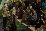  Wali Kota Surabaya Eri Cahyadi (kiri) bersama istri memamerkan busana produk UMKM unggulan Surabaya yang dikenakannya saat Surabaya Fashion Week di Grand City Mall, Surabaya, Jawa Timur, Minggu (31/10/2021). Surabaya Fashion Week 2021 tersebut digelar secara luring dan daring sampai 7 November 2021. Antara Jatim/Didik Suhartono/zk