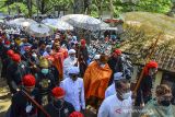 Sejumlah kesepuhan menggedong benda pusaka pada upacara Adat Nyangku di Situ Nusa Gede, Panjalu, Kabupaten Ciamis, Jawa Barat, Senin (1/11/2021). Tradisi Nyangku atau pencucian benda pusaka peninggalan Kerajaan Panjalu Prabu Sanghyang Borosngora merupakan warisan budaya yang masih dilestarikan warga Panjalu dalam memperingati Maulid Nabi Muhammad SAW, yang dulunya dipakai sebagai penyebaran agama Islam di Tatar Galuh. ANTARA FOTO/Adeng Bustomi/agr
