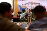 Pelatihan penanganan mamalia laut. Spesialis Bycatch Agus Jaenudin (tengah) memberikan pelatihan teknik penanganan mamalia laut yang terjerat jaring dan terdampar di Banda Aceh, Aceh, Senin (1/11/2021). Pelatihan yang diselenggarakan Fakultas Kedokteran Hewan Universitas Syiah Kuala yang juga difasilitasi IAM Flying Vet, WWF Indonesia dan Balai Pengelolaan Sumber Daya Pesisir dan Laut (BPSPL) Padang itu sebagai upaya perlindungan dan pelestarian mamalia laut di Indonesia. ANTARA/Irwansyah Putra