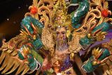 Model memperagakan kostum bertema Great Garudeya Nuswantara karya desainer muda yang dibawakan dalam Malang Flower Carnival di Stadion Gajayana, Malang, Jawa Timur, Minggu (31/10/2021). Peragaan busana tersebut digelar sebagai upaya memberi wadah kompetisi bagi para desainer muda agar kreatif dalam menciptakan busana. ANTARA FOTO/Ari Bowo Sucipto/foc.