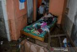 Warga membersihkan perabotan rumah yang terdampak banjir luapan di kawasan Cibeureum, Bandung, Jawa Barat, Selasa (2/11/2021). Sedikitnya 70 rumah mengalami rusak berat dan rusak ringan akibat terdampak banjir luapan sungai Cibeureum saat tingginya intensitas curah hujan. ANTARA FOTO/Novrian Arbi/agr