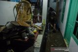 Warga membersihkan perabotan rumah yang terdampak banjir luapan di kawasan Cibeureum, Bandung, Jawa Barat, Selasa (2/11/2021). Sedikitnya 70 rumah mengalami rusak berat dan rusak ringan akibat terdampak banjir luapan sungai Cibeureum saat tingginya intensitas curah hujan. ANTARA FOTO/Novrian Arbi/agr
