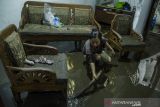 Warga membersihkan rumah yang terdampak banjir luapan di kawasan Cibeureum, Bandung, Jawa Barat, Selasa (2/11/2021). Sedikitnya 70 rumah mengalami rusak berat dan rusak ringan akibat terdampak banjir luapan sungai Cibeureum saat tingginya intensitas curah hujan. ANTARA FOTO/Novrian Arbi/agr