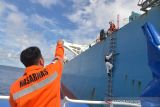 EVAKUASI ABK TANKER DI PERAIRAN PULAU RONDO. Anggota Basarnas dan petugas kesehatan karantina pelabuhan  menaiki kapal tanker  MT Advantage Summer berbendera Marshall Island, saat proses evakuasi anak buah kapal (ABK) Hasan Yilmaz, warga negara Turki ke Kapal Nasional SAR Kresna di wilayah terluar peraian Pulau Rondo, Sabang, Aceh, Selasa (2/11/2021). ABK tanker MT Advantage Summer yang berlayar dari Brazil tujuan Singapura itu mengalami serangan jantung dan kemudian dievakuasi ke Banda Aceh untuk mendapat perawatan intensif. ANTARA FOTO/Ampelsa.