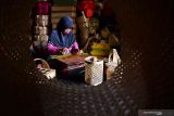 Perajin membuat kerajinan berbahan bambu di Ringinagung, Magetan, Jawa Timur, Senin (1/11/2021). Hasil kerajina antara lain caping, besek, piring, tudung saji, tempat tumpeng, keranjang parcel, kap lampu, meja dan kursi dijual dengan harga Rp2 ribu hingga Rp2 juta per buah atau per set. Antara Jatim/Siswowidodo/zk