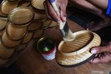  Perajin membuat kerajinan berbahan bambu di Ringinagung, Magetan, Jawa Timur, Senin (1/11/2021). Hasil kerajina antara lain caping, besek, piring, tudung saji, tempat tumpeng, keranjang parcel, kap lampu, meja dan kursi dijual dengan harga Rp2 ribu hingga Rp2 juta per buah atau per set. Antara Jatim/Siswowidodo