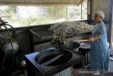 Pekerja menggoreng kerupuk kulit ikan di sentra produksi kerupuk Kenanga, Sindang, Indramayu, Jawa Barat, Selasa (2/11/2021). Pengusaha kerupuk kulit ikan mengeluhkan harga minyak goreng yang sejak sepekan terakhir terus mengalami kenaikan dari harga Rp14.000 per liter menjadi Rp19 ribu per liter. ANTARA FOTO/Dedhez Anggara/agr
