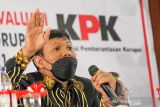 KPK sosialisasi pencegahan korupsi di Lhokseumawe. Ketua Satuan Tugas Koordinasi dan Supervisi wilayah I Komisi Pemberantasan Korupsi (KPK) Arif Nurcahyo (kiri) berbincang dengan Wali Kota Lhokseumawe Suaidi Yahya di Kantor Wali Kota Lhokseumawe, Aceh, Selasa (2/11/2021). Kedatangan personel KPK itu untuk melakukan sosialisasi program pencegahan korupsi, monitoring dan evaluasi program pemberantasan korupsi terintegrasi bagi Organisasi Perangkat Daerah (OPD) di Aceh. ANTARA/Rahmad