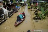 Warga mencuci pakaian pada genangan banjir di Dayeuhkolot, Kabupaten Bandung, Jawa Barat, Rabu (3/11/2021). Sedikitnya tiga kecamatan di kawasan Bandung Selatan terdampak banjir dengan ketinggian air 10cm hingga 140cm akibat luapan Sungai Citarum dan intensitas curah hujan yang tinggi. ANTARA FOTO/Novrian Arbi/agr