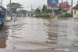 Banjir yang menyebabkan jalanan tergenang di Bandung Selatan