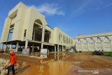 Pekerja menyelesaikan pembangunan asrama embarkasi haji di Indramayu, Jawa barat, Rabu (3/11/2021). Pembangunan asrama embarkasi dengan anggaran senilai Rp460 miliar tersebut ditargetkan selesai pada tahun 2024 dan diharapkan mampu menjadi sarana pendukung untuk mewujudkan Bandara Internasional Jawa Barat (BIJB) Kertajati sebagai bandara embarkasi haji. ANTARA FOTO/Dedhez Anggara/agr