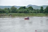 Petugas Basarnas  melakukan pencarian  korban perahu penyebrangan yang terbalik  di Sungai Bengawan Solo, Kanor, Bojonegoro, Jawa Timur, Rabu (3/11/2021). Berdasarkan data BPBD Bojonegoro sebanyak 11 korban telah ditemukan dalam kondisi selamat dan tujuh korban masih dalam pencarian. Antara Jatim/Yahya Iman/Zk