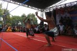 Dua orang peserta kesenian tradisi Ojung saling memukul menggunakan rotan di Desa Bugeman, Kendit, Situbondo, Jawa Timur, Selasa (2/11/2021). Kesenian tradisi Ojung tersebut dilakukan dalam rangka selamatan desa agar terhindar dari bencana, panen melimpah dan wabah COVID-19 segera berakhir. Antara Jatim/Seno/zk