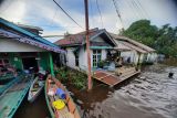 Perumdam Tirta Senentang Sintang menyalurkan bantuan untuk masyarakat terdampak banjir di kawasan RT 05/RW 004 Sesar Dara Juanti, Kelurahan Kapuas Kiri Hulu, Kabupaten Sintang pada Selasa (2/11/2021). Bantuan berupa 55 kotak Indomie dan 500 kilogram beras tersebut diantarkan langsung ke lokasi oleh Dewan Pengawas Perumdam Tirta Senentang Helmi bersama sejumlah pejabat dan staf Perumdam. ANTARA KALBAR/HO-Perumdam Tirta Senentang Sintang/jhw