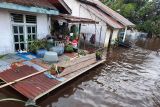 Perumdam Tirta Senentang Sintang menyalurkan bantuan untuk masyarakat terdampak banjir di kawasan RT 05/RW 004 Sesar Dara Juanti, Kelurahan Kapuas Kiri Hulu, Kabupaten Sintang pada Selasa (2/11/2021). Bantuan berupa 55 kotak Indomie dan 500 kilogram beras tersebut diantarkan langsung ke lokasi oleh Dewan Pengawas Perumdam Tirta Senentang Helmi bersama sejumlah pejabat dan staf Perumdam. ANTARA KALBAR/HO-Perumdam Tirta Senentang Sintang/jhw