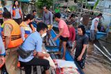 Perumdam Tirta Senentang Sintang menyalurkan bantuan untuk masyarakat terdampak banjir di kawasan RT 05/RW 004 Sesar Dara Juanti, Kelurahan Kapuas Kiri Hulu, Kabupaten Sintang pada Selasa (2/11/2021). Bantuan berupa 55 kotak Indomie dan 500 kilogram beras tersebut diantarkan langsung ke lokasi oleh Dewan Pengawas Perumdam Tirta Senentang Helmi bersama sejumlah pejabat dan staf Perumdam. ANTARA KALBAR/HO-Perumdam Tirta Senentang Sintang/jhw