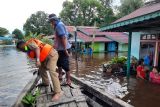 Perumdam Tirta Senentang Sintang menyalurkan bantuan untuk masyarakat terdampak banjir di kawasan RT 05/RW 004 Sesar Dara Juanti, Kelurahan Kapuas Kiri Hulu, Kabupaten Sintang pada Selasa (2/11/2021). Bantuan berupa 55 kotak Indomie dan 500 kilogram beras tersebut diantarkan langsung ke lokasi oleh Dewan Pengawas Perumdam Tirta Senentang Helmi bersama sejumlah pejabat dan staf Perumdam. ANTARA KALBAR/HO-Perumdam Tirta Senentang Sintang/jhw