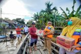 Perumdam Tirta Senentang Sintang menyalurkan bantuan untuk masyarakat terdampak banjir di kawasan RT 05/RW 004 Sesar Dara Juanti, Kelurahan Kapuas Kiri Hulu, Kabupaten Sintang pada Selasa (2/11/2021). Bantuan berupa 55 kotak Indomie dan 500 kilogram beras tersebut diantarkan langsung ke lokasi oleh Dewan Pengawas Perumdam Tirta Senentang Helmi bersama sejumlah pejabat dan staf Perumdam. ANTARA KALBAR/HO-Perumdam Tirta Senentang Sintang/jhw