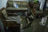 Warga membersihkan rumahnya yang terdampak banjir luapan Sungai Cibeureum di Bandung, Jawa Barat, Selasa (2/11/2021). Sedikitnya 70 rumah mengalami rusak berat dan rusak ringan akibat terdampak banjir luapan sungai Cibeureum saat tingginya intensitas curah hujan. ANTARA FOTO/Novrian Arbi/wsj.