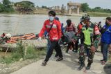 Tim SAR  mengevakusai jenazah  korban perahu penyebrangan yang terbalik  di Sungai Bengawan Solo, Tuban, Jawa Timur, Kamis (4/11/2021). Hari ke dua pencarian korban perahu terbalik, tim SAR menemukan tiga jenazah yang diduga korban perahu tebalik yang terjadi pada Rabu (3/11). Antara Jatim/Yahya Iman/Zk