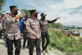  Kapolda Jawa Timur Irjen Pol Nico Afinta  (tengah) memantau proses pencarian  korban perahu penyebrangan yang terbalik  di Sungai Bengawan Solo, Tuban, Jawa Timur, Kamis (4/11/2021). Hari ke dua pencarian korban perahu terbalik, tim SAR menemukan tiga jenazah yang diduga korban perahu tebalik yang terjadi pada Rabu (3/11). Antara Jatim/Yahya Iman/Zk