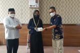 FUAD UIN Palu  beri penghargaan mahasiswi berprestasi nasional