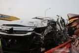 Polisi melakukan olah TKP kecelakaan mobil Pajero nopol B 1264 BJU yang ditumpangi artis Vanessa Angel dan keluarganya usai mengalami kecelakaan di ruas tol Jombang-Mojokerto KM 672 arah Surabaya di Bandarkedungmulyo, Kabupaten Jombang, Jawa Timur, Kamis (4/11/2021). Kecelakaan tersebut menewaskan Vanessa Angel dan suaminya Febri Ardiansyah, sementara tiga orang penumpang lainnya mengalami luka-luka. Insiden ini diduga akibat sopir mengantuk. Antara Jatim/Syaiful Arif/zk